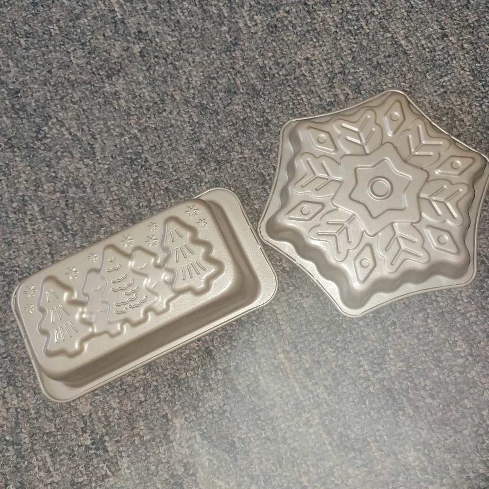 Celebrate It!  Holiday/winter Themed Cake Pan Set